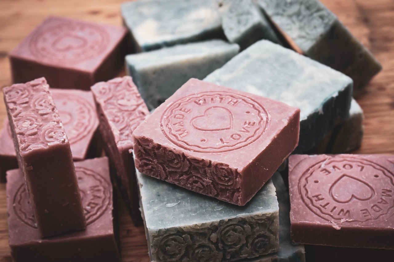 découvrez des recettes de cosmétiques naturels à faire soi-même pour une beauté saine et respectueuse de votre peau et de l'environnement.