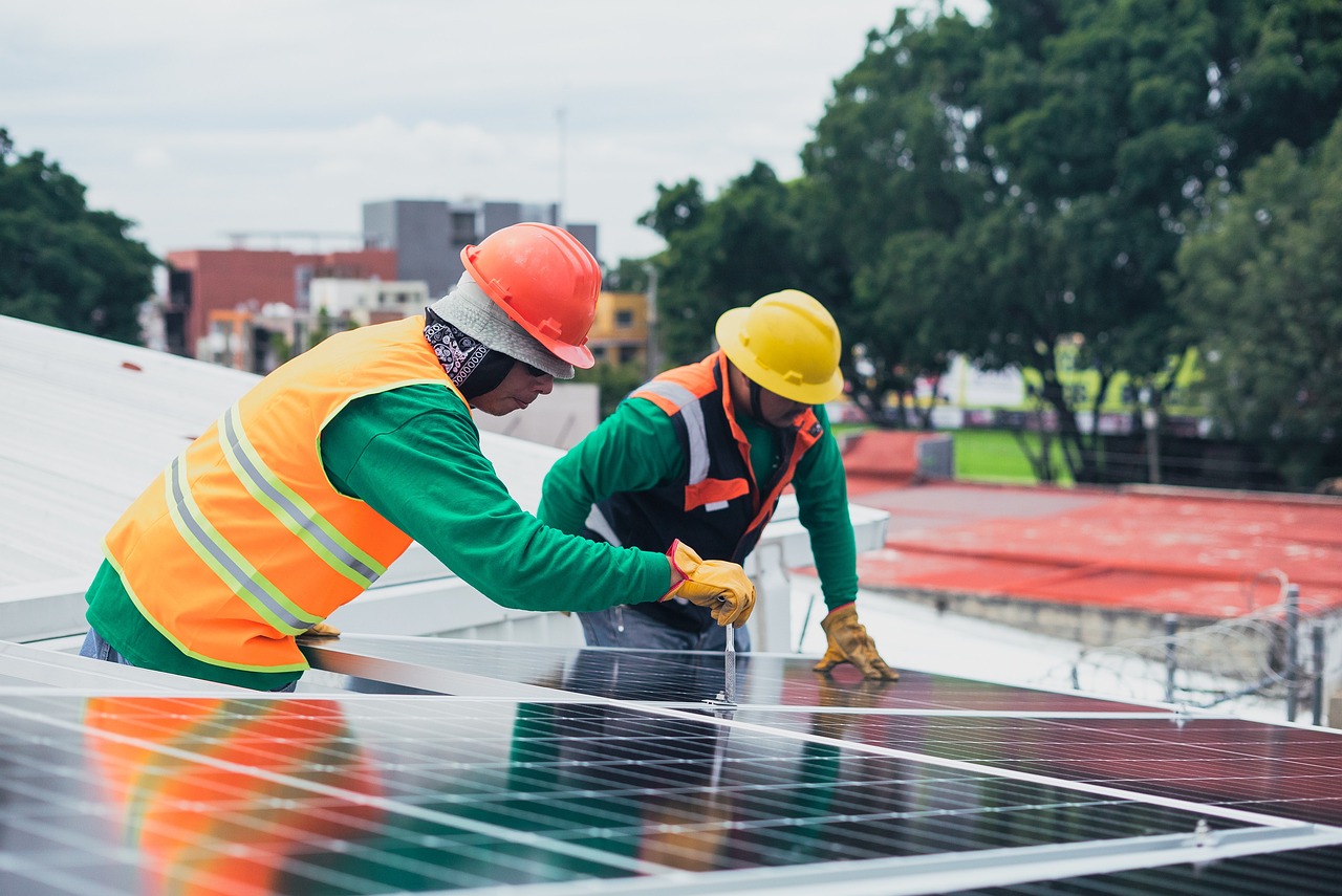 installation de panneaux solaires : profitez d'une énergie propre et économique grâce à notre expertise en pose de systèmes photovoltaïques adaptés à vos besoins.