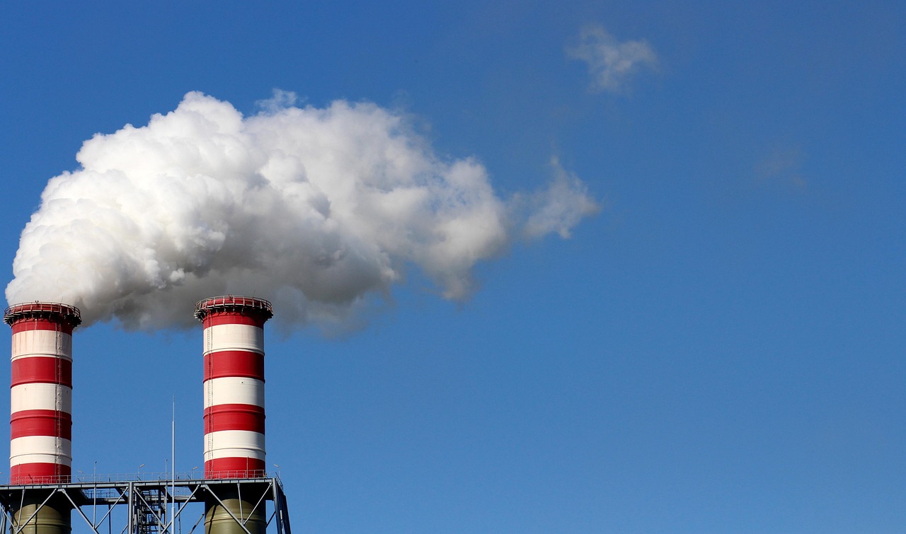 découvrez l'impact des industries polluantes sur l'environnement et les mesures pour réduire leur empreinte écologique.