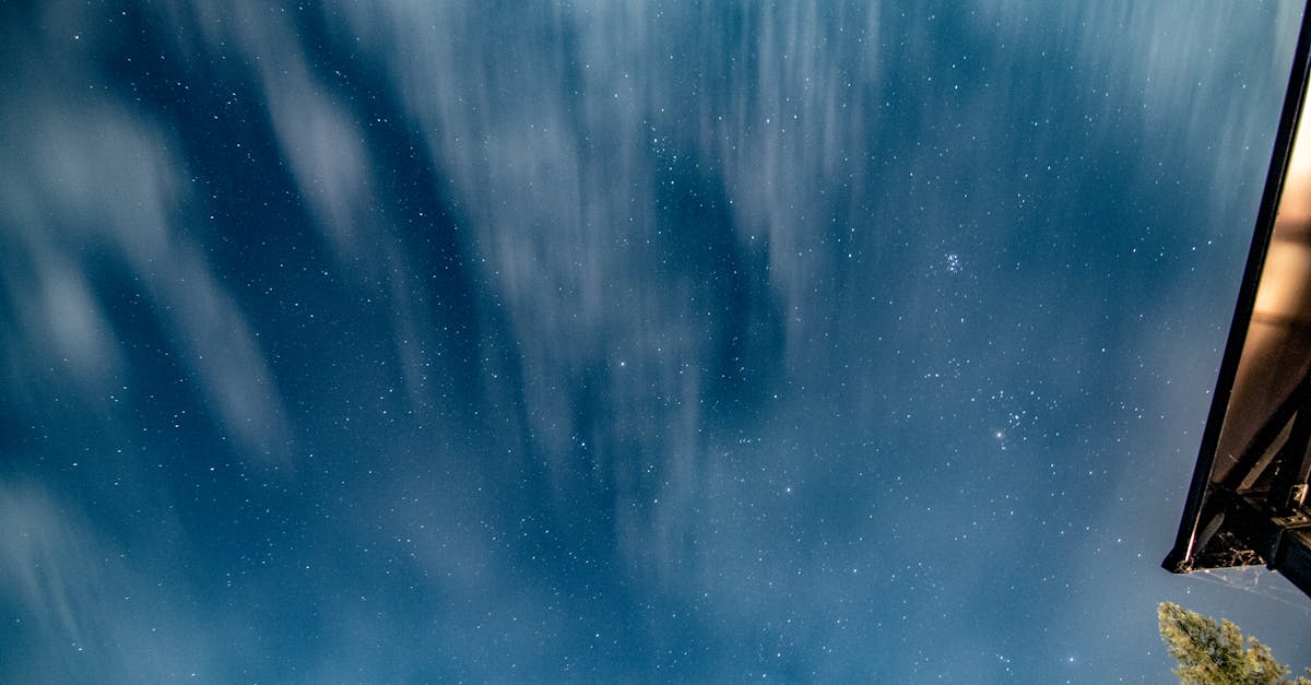 découvrez l'impact de la pollution lumineuse sur notre environnement et notre santé. apprenez comment réduire cette forme de pollution pour préserver la biodiversité et profiter d'un ciel étoilé. explorez des solutions simples pour diminuer l'éclairage excessif tout en améliorant la qualité de vie en milieu urbain.