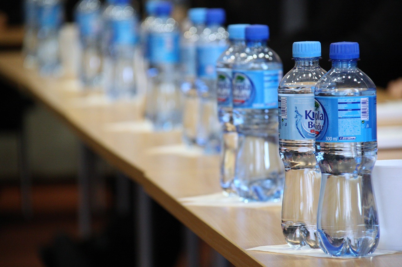 découvrez les enjeux environnementaux liés à la consommation de bouteilles en plastique et comment réduire votre impact écologique.