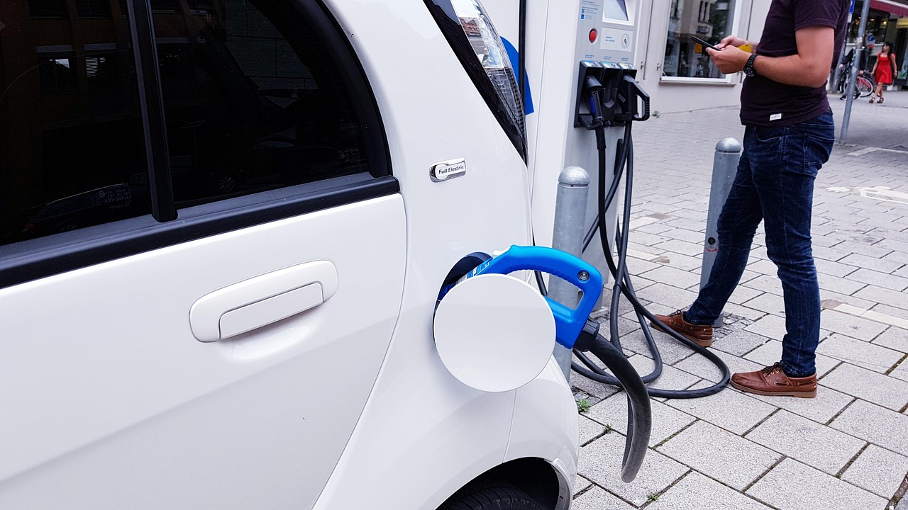 découvrez tout sur les voitures électriques : avantages, fonctionnement, modèles disponibles et impact environnemental pour un avenir durable.