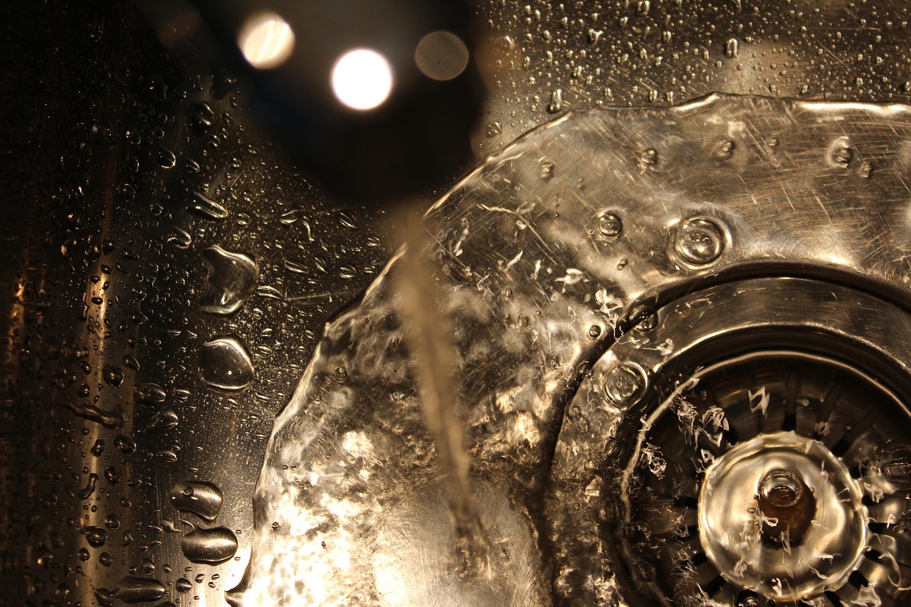 bouteille d'eau en acier inoxydable durable et écologique, idéale pour rester hydraté toute la journée avec style et sécurité.