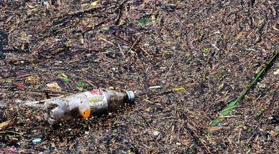 Après 9 ans d’efforts, Volvic adopte un emballage 100 % plastique recyclé et diminue son empreinte carbone de 60 %