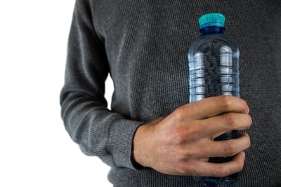 Vous culpabilisez après l’achat d’une bouteille en plastique ? Découvrez les 2 gestes quotidiens qui impactent autant notre planète