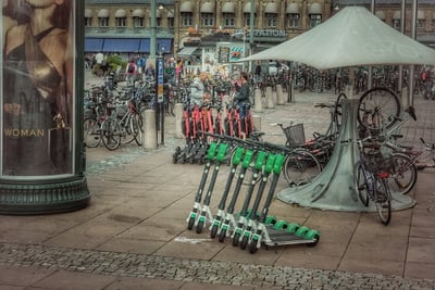 Trottinettes électriques : un impact environnemental encourageant, mais nécessité urgente de régulation