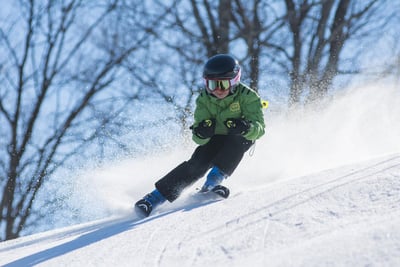 Astuces pratiques pour minimiser son impact environnemental lors des sports d’hiver