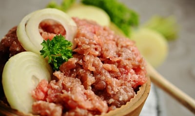 Fini le bœuf et le porc : la viande favorite des Français à moitié prix